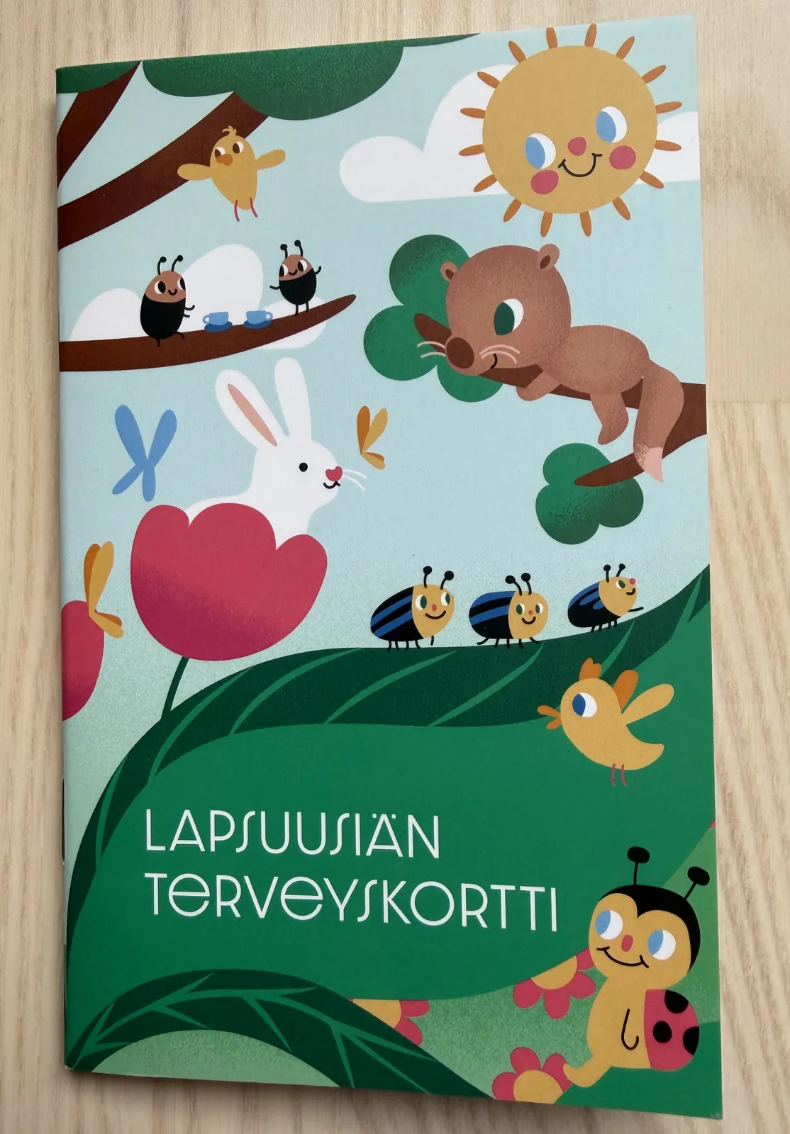 Lapsuusiän terveyskortti, jonka kasvuosion mittauspisteet neuvola merkitsee käyrille